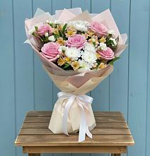 Букет цветов из:  Гвоздики, Орхидеи и Розы в Родино