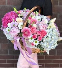 Цветочная композиция из Розы, Хризантемы, Пионы и Лизиантусы в корзине в Родино