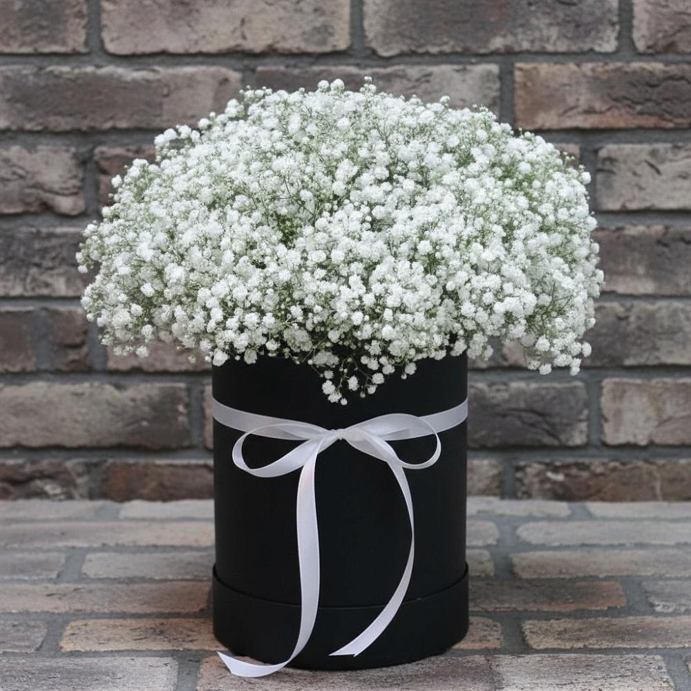 Цветочная композиция из Гипсофила в шляпной коробке в Родино