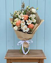 Букет цветов из:  Альстромерии, Лизиантусы, Розы и Хризантемы в Родино