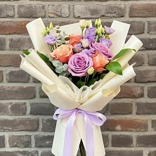 Букет цветов из:  Лизиантусы и Розы в Родино