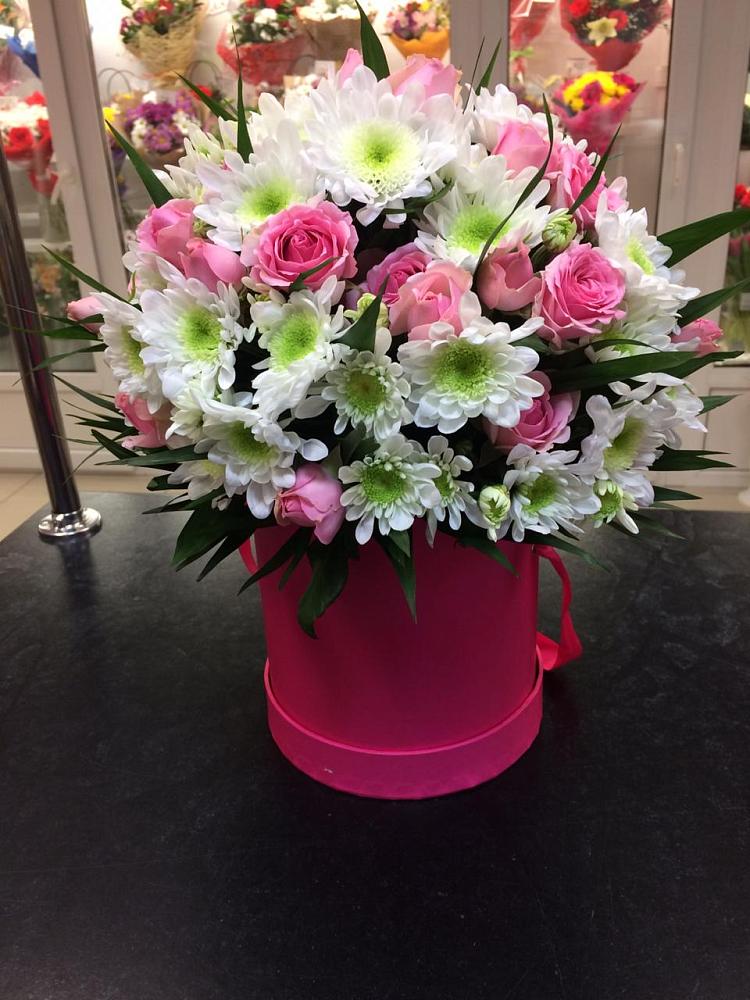 Цветочная композиция из Розы и Хризантемы в шляпной коробке в Родино