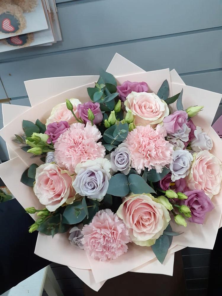 Букет цветов из: Розы, Гвоздики и Лизиантусы в Родино